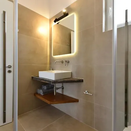 Giourgas & Aparthotel Provatas