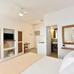 Aparthotel Giourgas & 4*