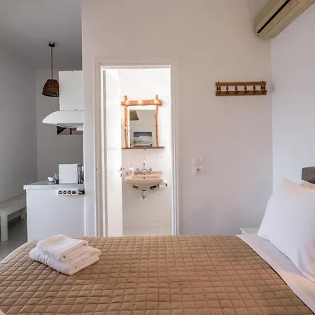 Giourgas & מלון דירות 4*