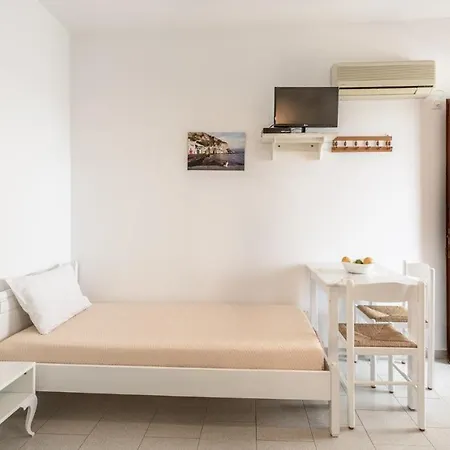 Giourgas & Aparthotel Provatas