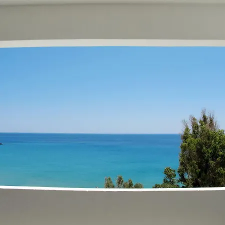 מלון דירות Giourgas & 4*