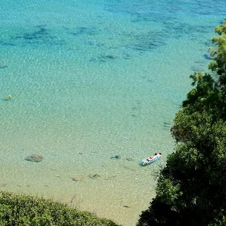 Giourgas & מלון דירות