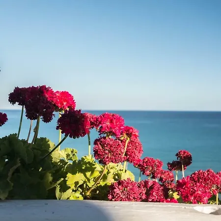 Giourgas & מלון דירות