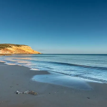 Giourgas & מלון דירות